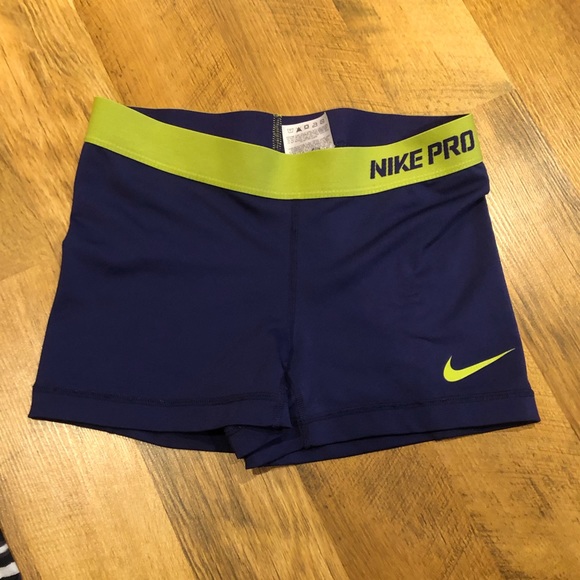 2 pairs of Nike pros - Picture 2 of 5